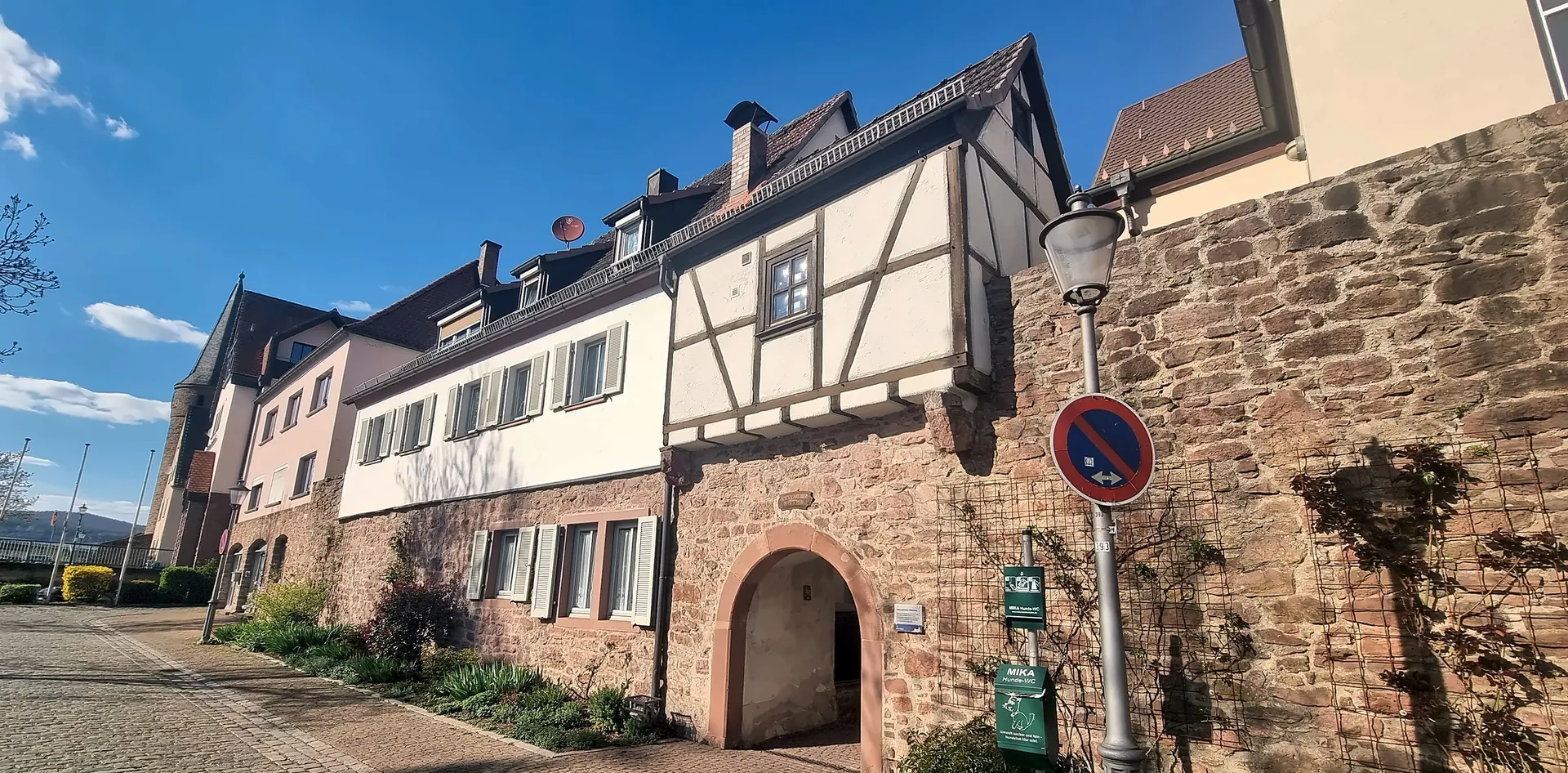 Das Haus im Frühling bei blauem Himmel
